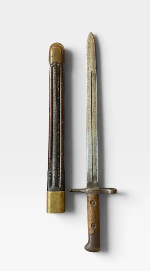 Auth. Original WW2 Italian Army Model 1891 Carcano Bayonet & Leather Scabbard, photo 1 of 12