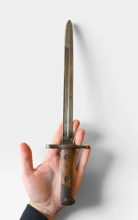 Auth. Original WW2 Italian Army Model 1891 Carcano Bayonet & Leather Scabbard, photo 7 of 12