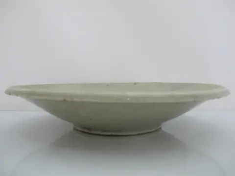 Chinese East Asian Song or Yuan Style Celadon Glaze Shallow Earthenware Bowl, photo 6 of 9