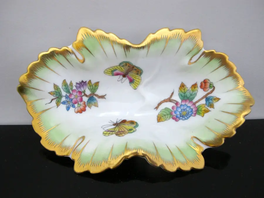 HEREND Porcelain QUEEN VICTORIAN Gold Trim Trinket Leaf Dish Tray