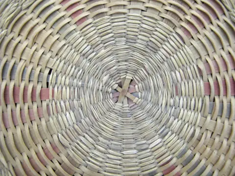 Iroquois Native Sweetgrass & Ash Splint Checkered Rim Round Basket With Lid, photo 3 of 12