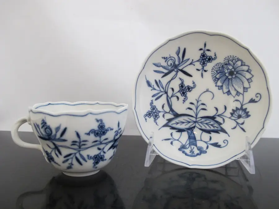 MEISSEN Cross Swords BLUE ONION Porcelain Scallop Rim Coffee Cup & Saucer