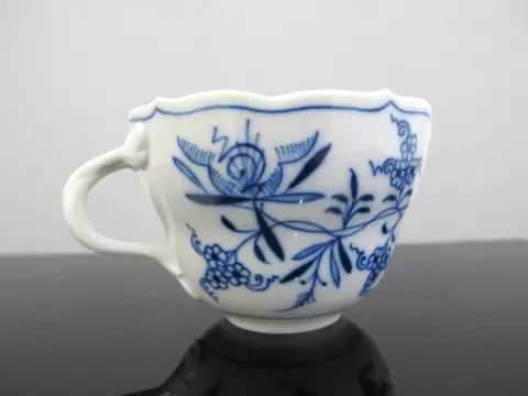 Meissen Cross Swords Blue Onion Porcelain Scallop Rim Coffee Cup, photo 1 of 7