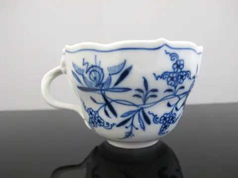 Meissen Cross Swords Blue Onion Porcelain Scallop Rim Coffee Cup, photo 2 of 7