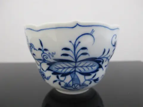 Meissen Cross Swords Blue Onion Porcelain Scallop Rim Coffee Cup, photo 3 of 7