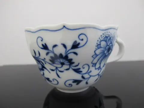 Meissen Cross Swords Blue Onion Porcelain Scallop Rim Coffee Cup, photo 4 of 7