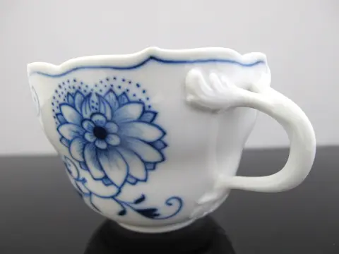 Meissen Cross Swords Blue Onion Porcelain Scallop Rim Coffee Cup, photo 5 of 7