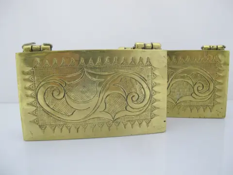 Vintage Betel Nut Engraved Scroll Brass Philippines Snuff Box Pair, photo 12 of 12